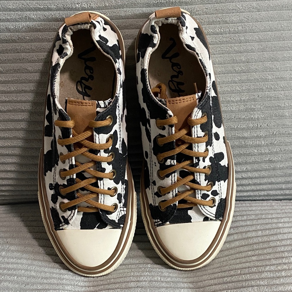 Very G 🌟  DRIANA🌟 Black and White Cow Pattern Sneakers Tan Accents🌟 Size: 6.5